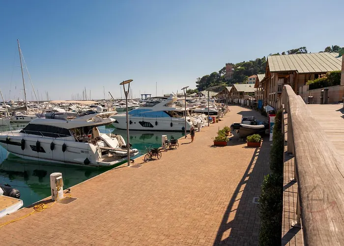 - Beaches 250m - Train Station 1 Min - Air Conditioning - Wifi Apartment *