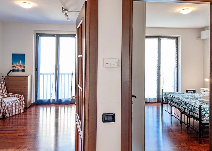 - Beaches 250m - Train Station 1 Min - Air Conditioning - Wifi * 첼레리구레